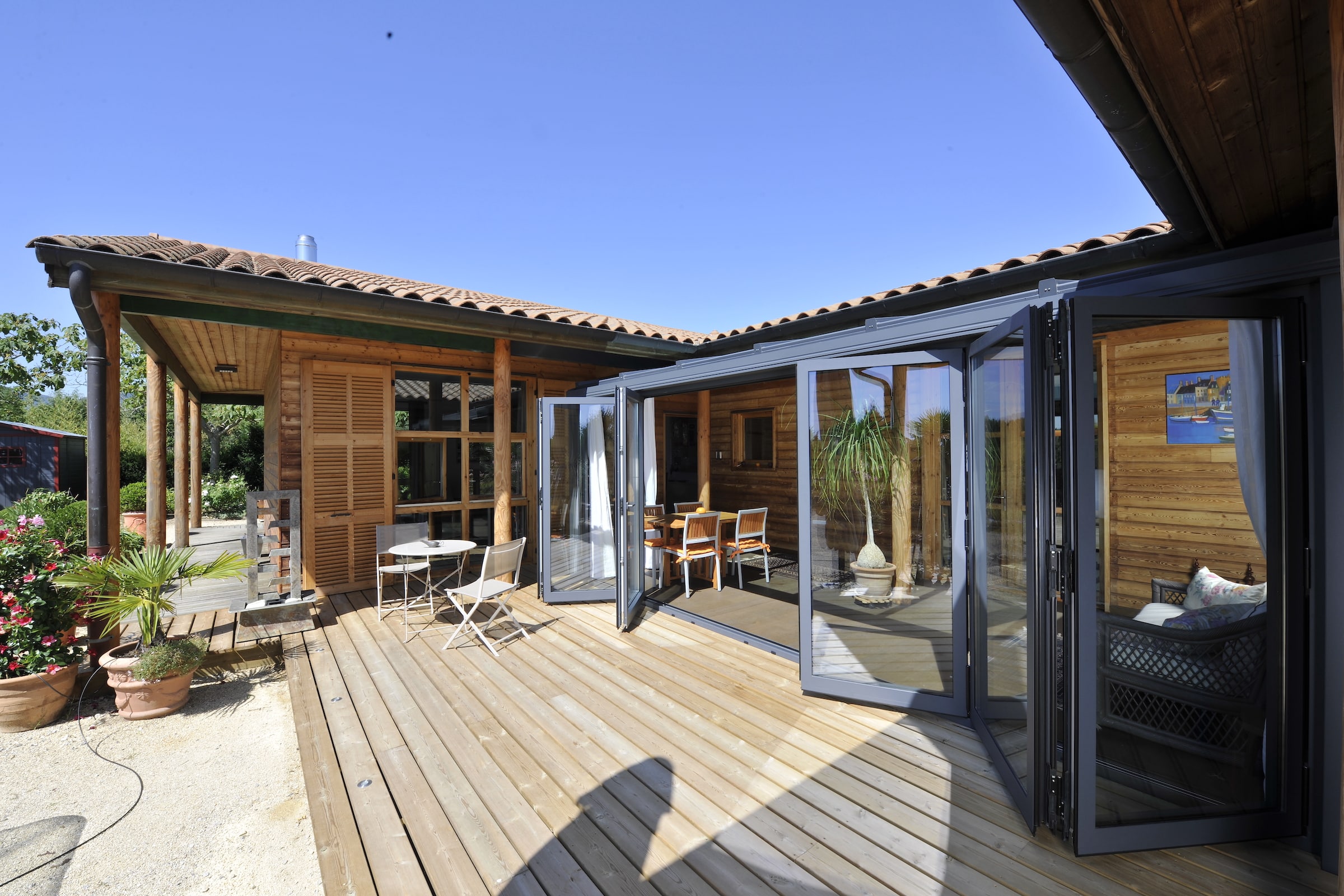 Reynaers CF68 folding sliding doors in a single storey extension