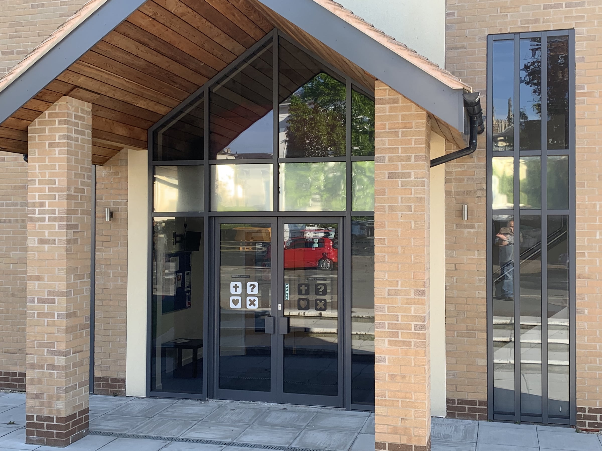 Exlabesa ECW-50 curtain walling in a church with gable design