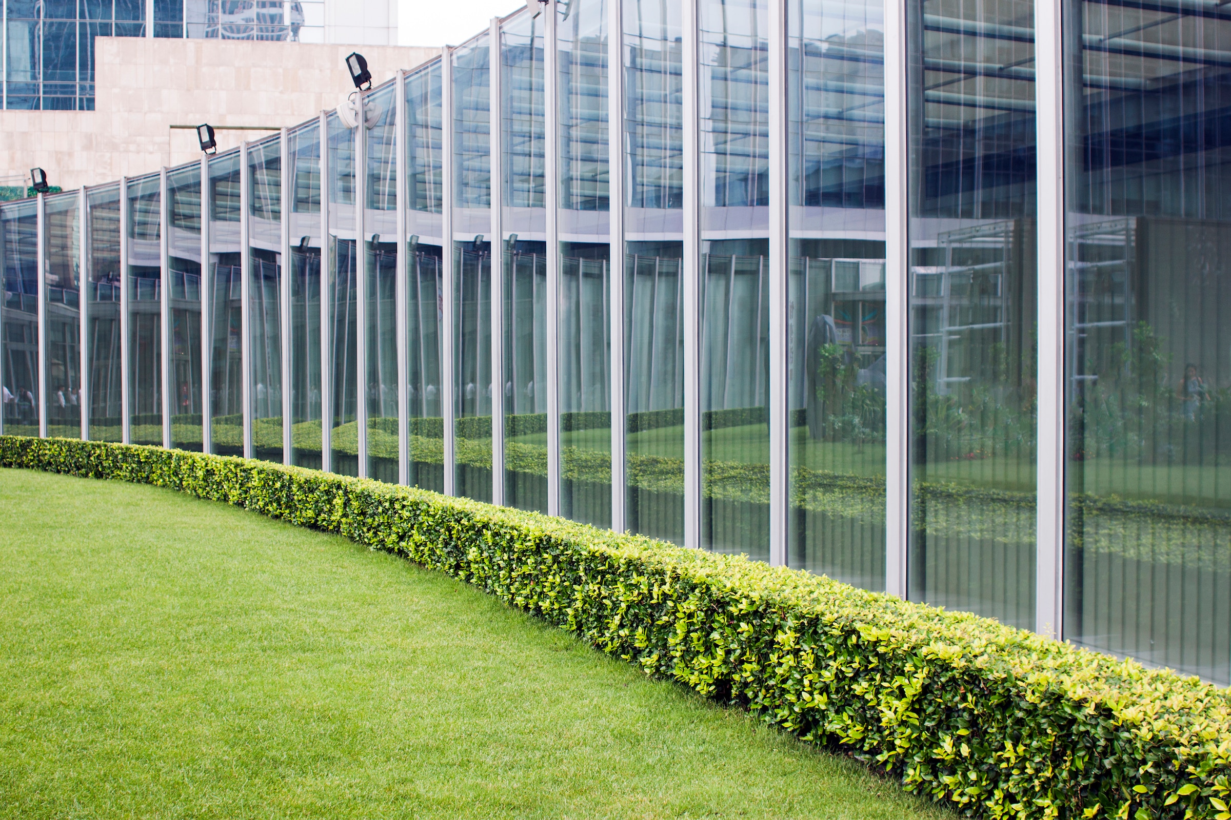 Exlabesa KLW Curtain Walling in front of hedges and lawn