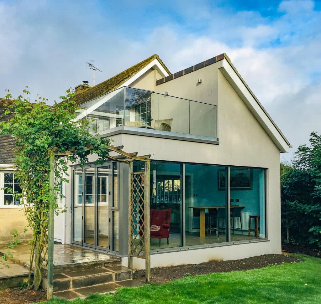 piture of the modern house with modern glass doors in front of green grass